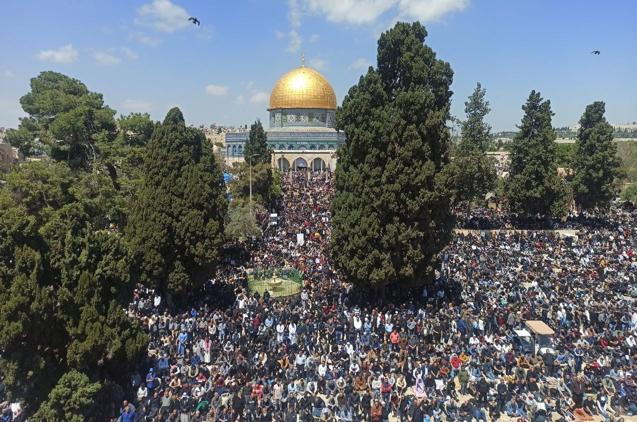 حشود مهيبة تؤدي صلاة الجمعة الأخيرة من رمضان في رحاب المسجد الأقصى